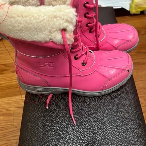 Fairly used, size 5, girls Ugg boots. - Picture 3 of 3